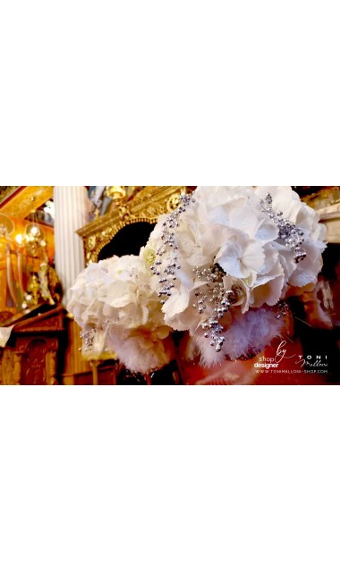 Decor cristelnita botez cu hortensii albe flori silver dantela alba si aplicatii pene fulgi albi 4